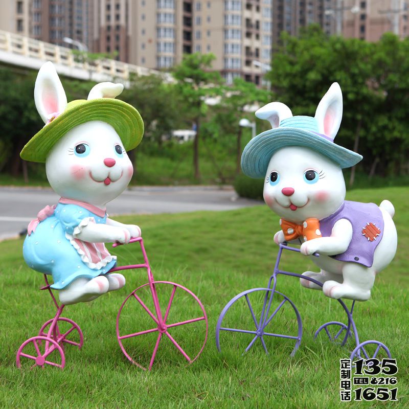 公園玻璃鋼騎自行車(chē)的卡通兔子雕塑 公園玻璃鋼騎自行車(chē)的卡通兔子雕塑
