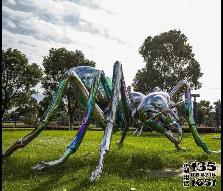 公園草地?cái)[放的大型玻璃鋼彩繪蜘蛛雕塑 公園草地?cái)[放的大型玻璃鋼彩繪蜘蛛雕塑