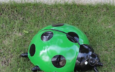 公園里擺放的小號綠色玻璃鋼卡通七星瓢蟲瓢蟲雕塑