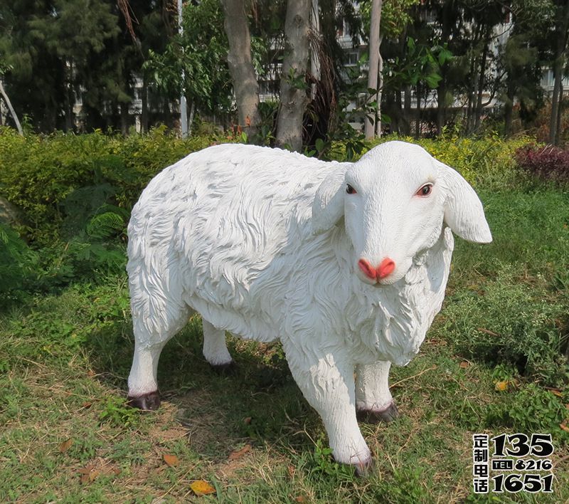 戶外草地上十二生肖玻璃鋼仿真綿羊雕塑 戶外草地上十二生肖玻璃鋼仿真綿羊雕塑