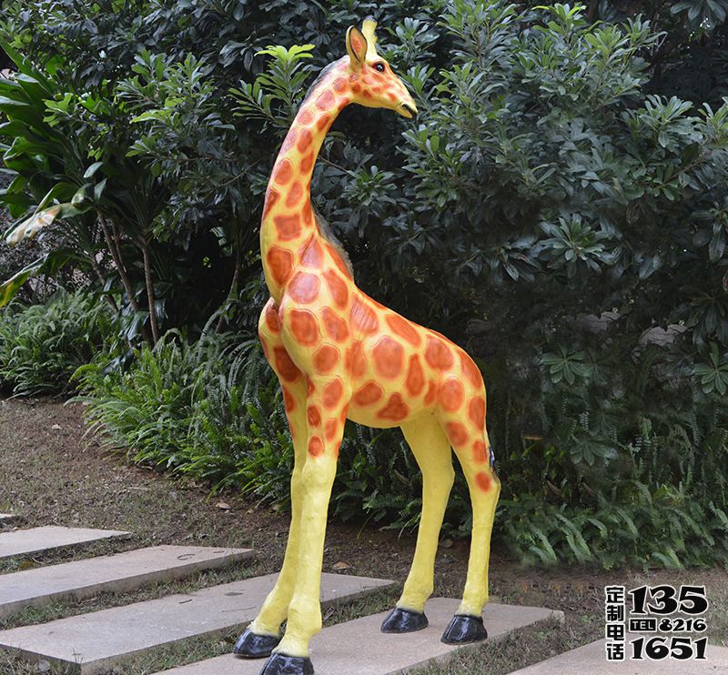 玻璃鋼彩繪公園回頭的長(zhǎng)頸鹿雕塑 玻璃鋼彩繪公園回頭的長(zhǎng)頸鹿雕塑
