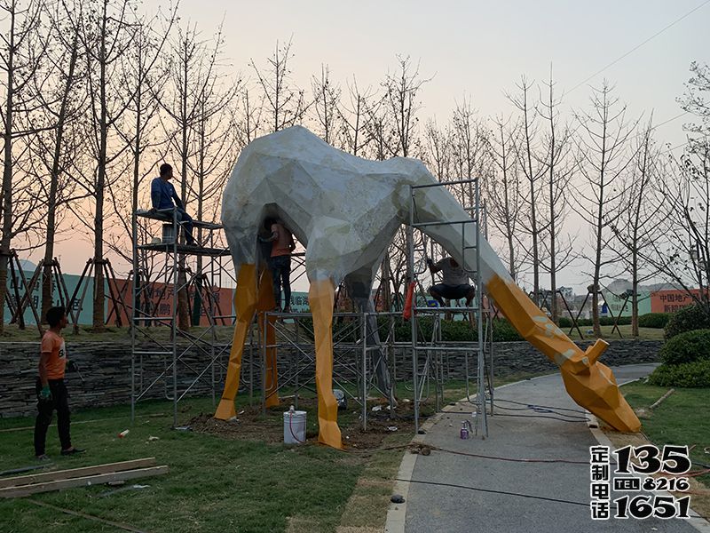 公園玻璃鋼幾何路邊低頭吃草的長(zhǎng)頸鹿雕塑 公園玻璃鋼幾何路邊低頭吃草的長(zhǎng)頸鹿雕塑